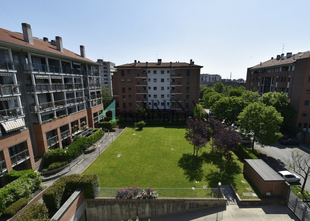 Vendita Appartamenti Milano - Quadrilocale con Terrazzino Via Norico Località UNGHERIA
